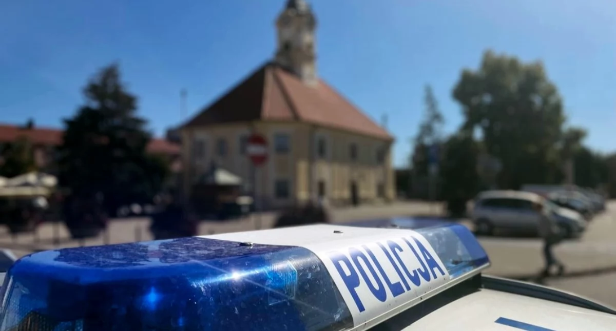 Zdjęcie policji na tle ratusza w Bielsku Podlaskim 