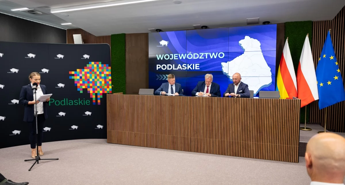 Marszałek województwa podpisuje umowy o dofinansowanie projektów sportowych