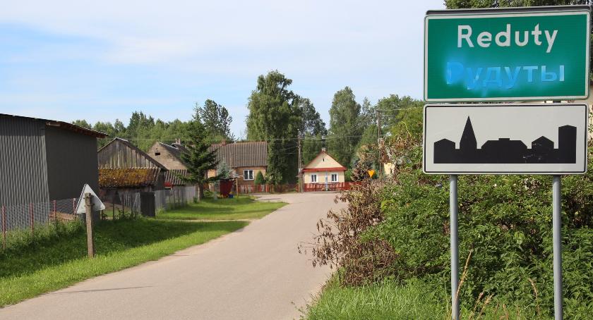Reduty Gmina Orla zniszczona tablica. 