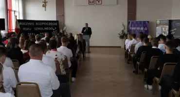 Wakacje się skończyły. Uczniowie wrócili dziś do szkół. W ZS nr 4 uroczyście rozpoczęli nowy rok
