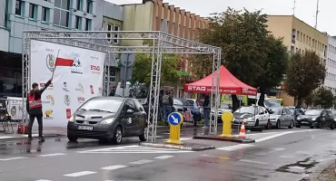 Niedziela pod znakiem rajdów. Bielsk Podlaski odwiedzili miłośnicy motoryzacji