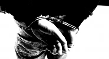 Dwóch poszukiwanych zatrzymanych przez bielskich policjantów. Jeden ukrywał się w pustostanie