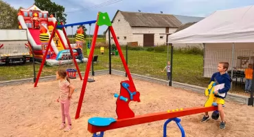 Nowe miejsce dla dzieci i mieszkańców Olędzkich. Otwarcie pełne zabaw [FOTO]