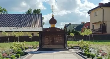 W Orli stanął pomnik duchownych. Upamiętnia kapłanów służących w parafii [FOTO]