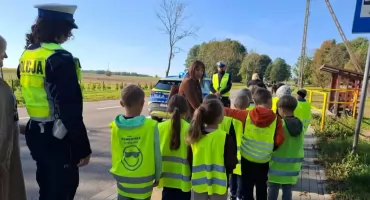Uczniowie wyszli na drogę z policjantami. Sprawdzali ruch w Łubinie Kościelnym [FOTO]