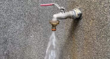 Awaria wodociągu w Ploskach. Mogą wystąpić przerwy w dostawie wody
