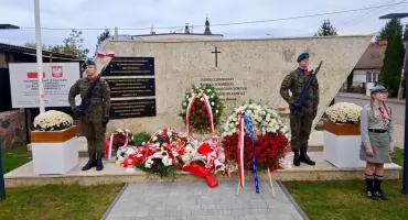 W Brańsku odsłonięto pomnik poświęcony żołnierzom walczącym o niepodległość [FOTO]