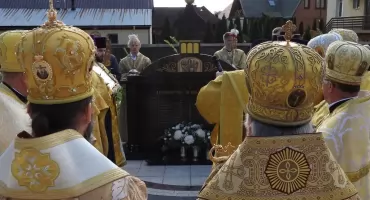 W Orli poświęcono pomnik duchownych. Upamiętnia kapłanów służących w parafii [FOTO]