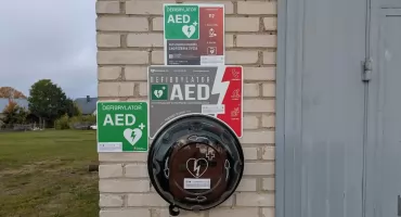 AED przy remizie OSP w Łubinie Kościelnym. Urządzenie jest dostępne całą dobę