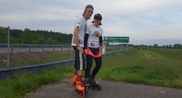 Para rolkarzy jedzie przez Polskę dla chorego chłopca. Na trasie m.in. Bielsk Podlaski